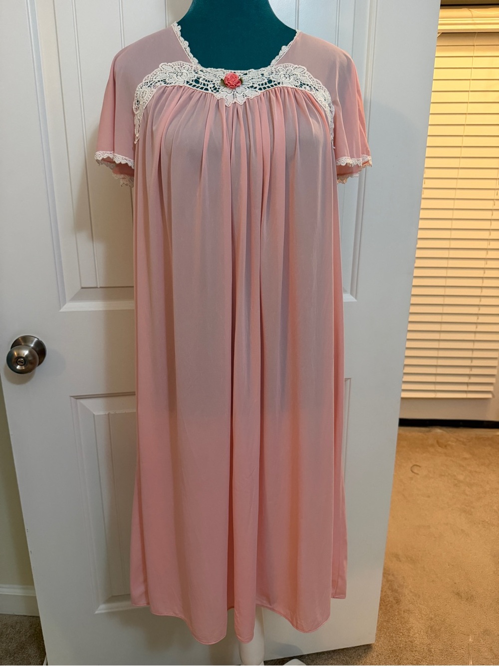 Vintage Shadowline Peach/Pink Rosette & Lace  Short Sleeve Gown Sz Small